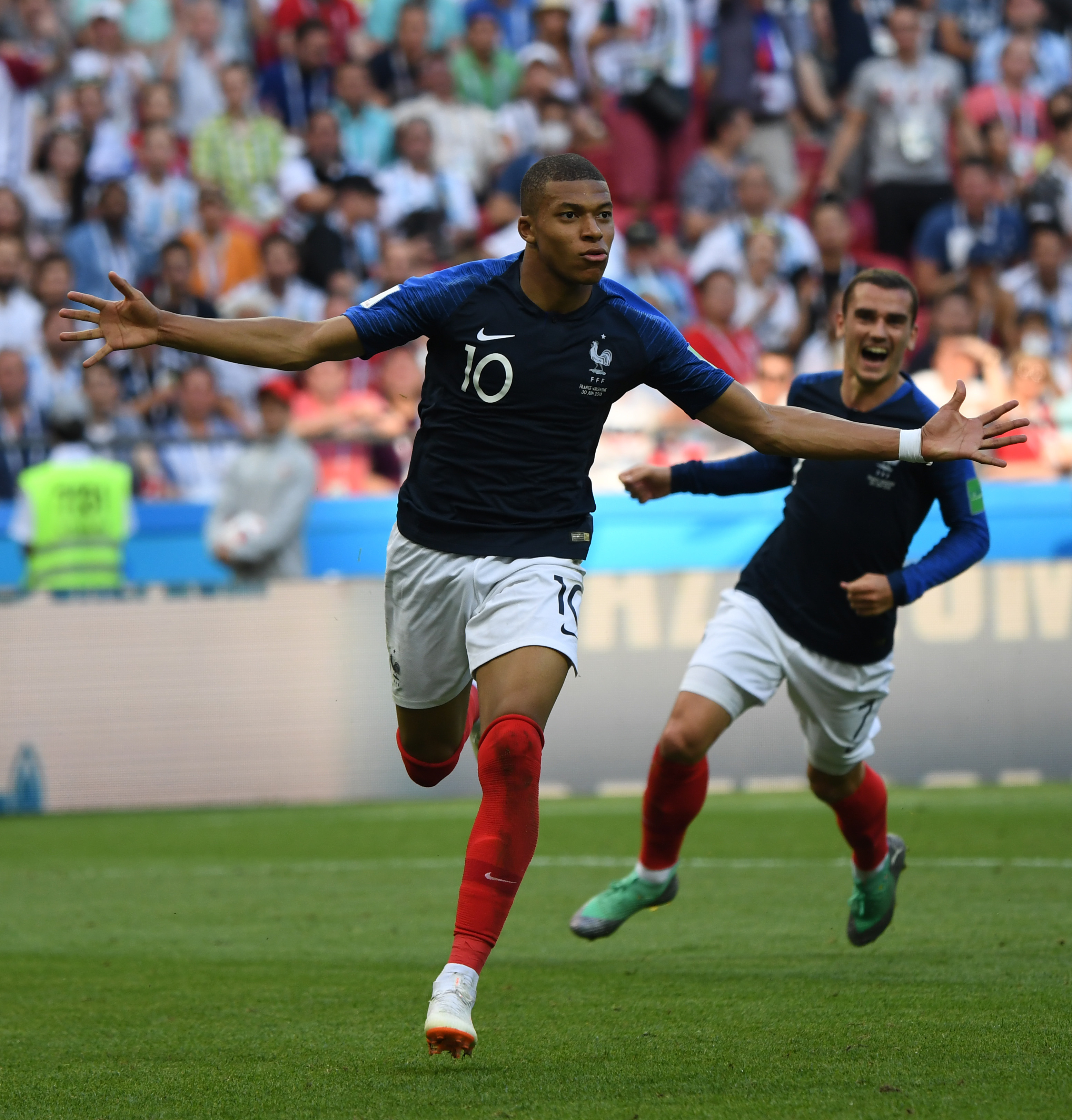 国乒8-2胜法国，产生了3大不可思议，王楚钦救场，王皓脸色铁青（国乒8比2力克法国，上演三大离奇一幕：王楚钦挺身救场，王皓面色铁青）