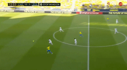 曼联英超赛场精彩抢断反击（曼联在英超上演精彩抢断与反击）