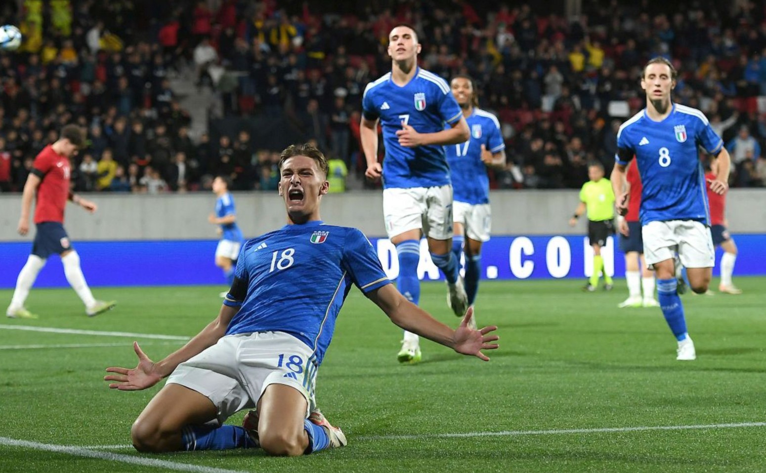 世体：莱万多夫斯基点亮纽约帝国大厦，以庆祝波兰独立日（世体：莱万多夫斯基为波兰独立日点亮纽约帝国大厦）