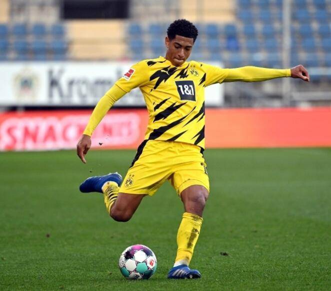 梅西因为足球改变性格！从天生内向到绝对领袖！（足球重塑梅西：从内向少年蜕变为绝对领袖）