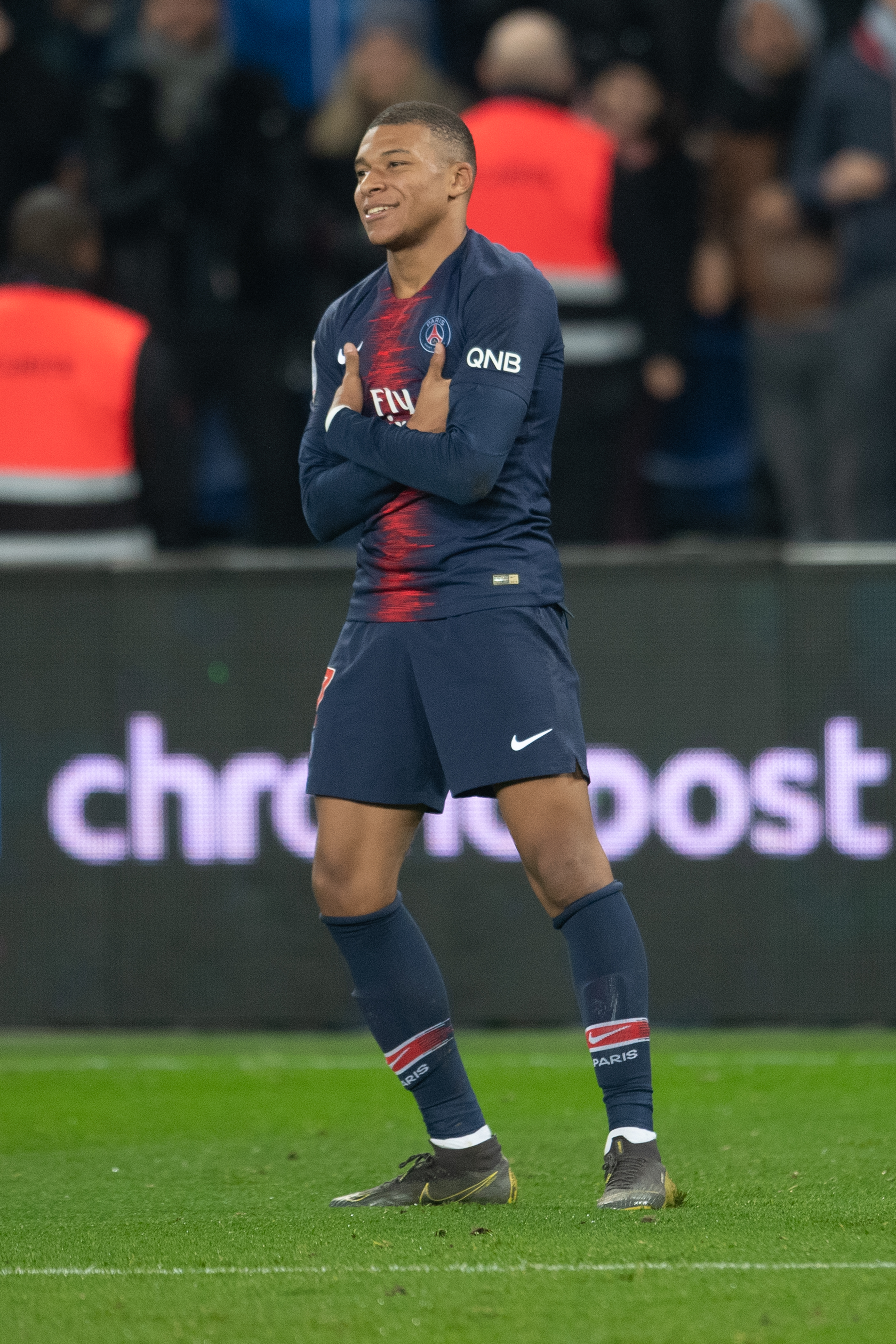 雪飞天逆转绝杀！苏翊鸣卫冕单板滑雪大跳台冠军（苏翊鸣上演雪飞天逆转绝杀，成功卫冕单板滑雪大跳台冠军）