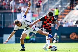 与4结缘，多特5轮欧冠联赛有4轮打入4球，剩下1轮被曼城进4球（多特与数字4的奇缘：5场欧冠4场打进4球，另1场被曼城灌4球）