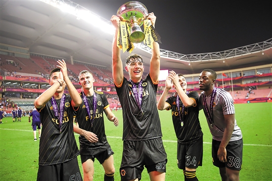 马卡：老佛爷在皇马输塞尔塔后召开紧急会议，持续至凌晨（马卡：皇马不敌塞尔塔后，老佛爷连夜召开紧急会议，直至凌晨）