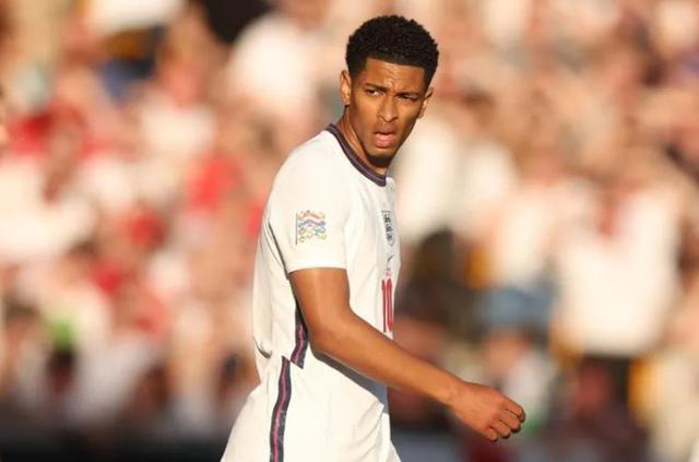 费兰·托雷斯戴帽斩获赛季11球，超越莱万距离姆巴佩5球（费兰·托雷斯上演帽子戏法收获赛季第11球，超越莱万仍落后姆巴佩5球）