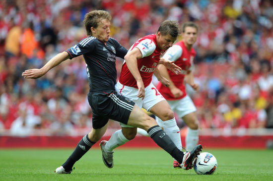 梅西特别金色签名款F50鞋将于夏季发布，引领2026世界杯潮流（梅西专属金色签名F50今夏发布，领衔2026世界杯新风尚）