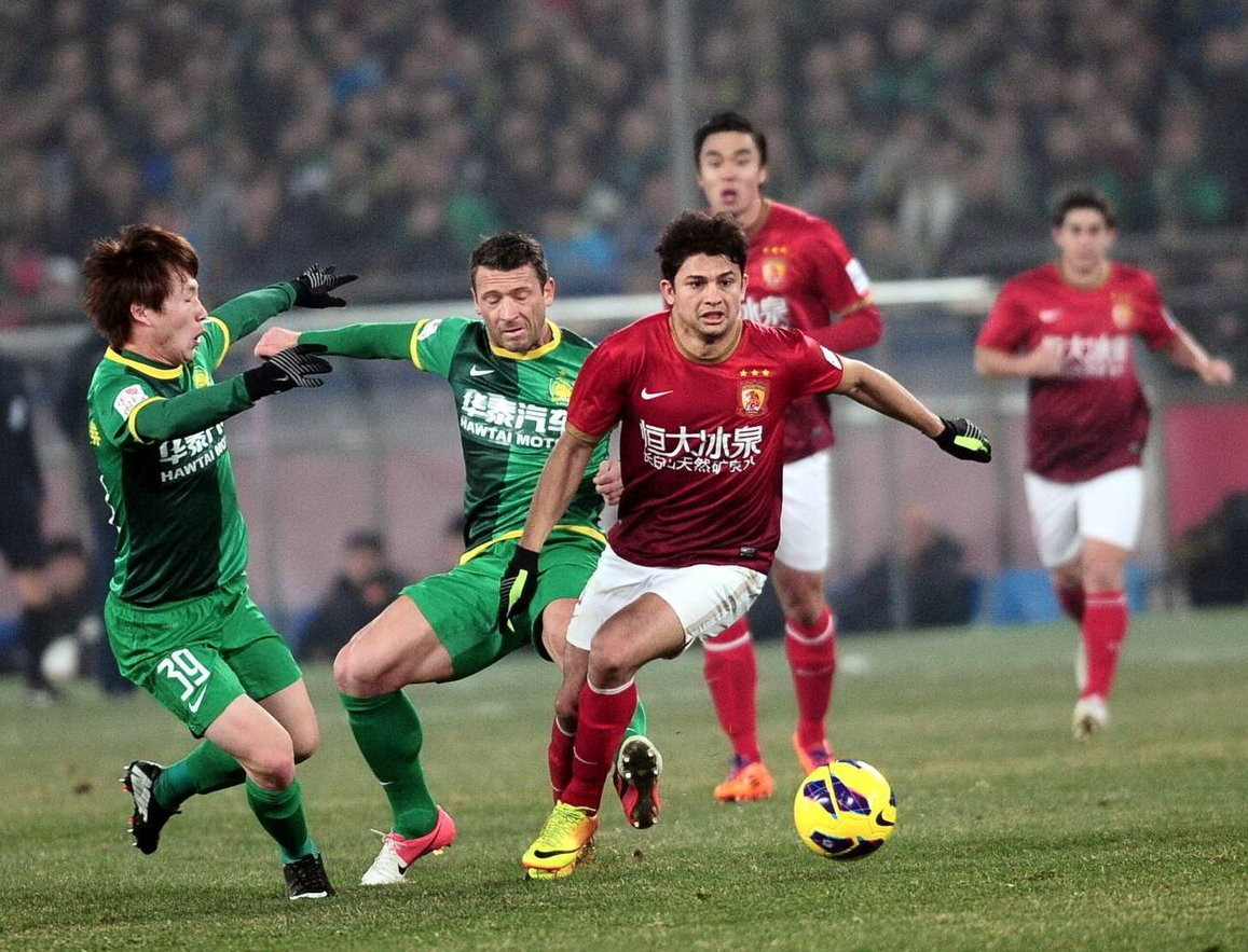 荣耀时刻，姆巴佩领取皇马11月最佳球员奖（姆巴佩荣膺皇马11月最佳球员）